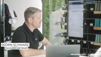Björn Schwarz, Jobrad Fachhandelsbetreuer, explaining e-bike leasing options at a Silverback bike dealership – Silverback x Jobrad partnership