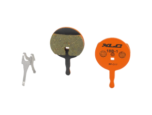 XLC Disc Brake Pads BP-O17 – organic pads with orange backing plate and mounting clip, front and back view