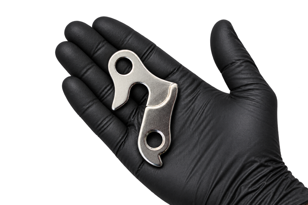 Hanger 5 lying diagonally in a palm 1