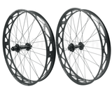 Lifestyle shot of Sunringle Mulefüt 80SL wheelset on a snowy trail, perfect for off-road biking.